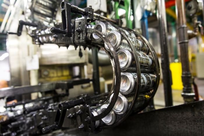 Produção de latas dispara na pandemia e setor projeta novo crescimento