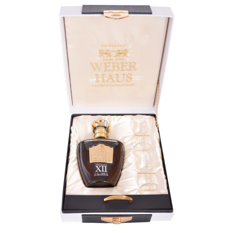 Alvo de preconceitos, cachaça ganha status com rótulos elaborados que custam mais de R$ 4 mil