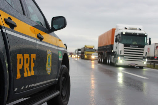 Bloqueios de caminhoneiros nas rodovias atingem 13 estados na tarde desta quinta-feira