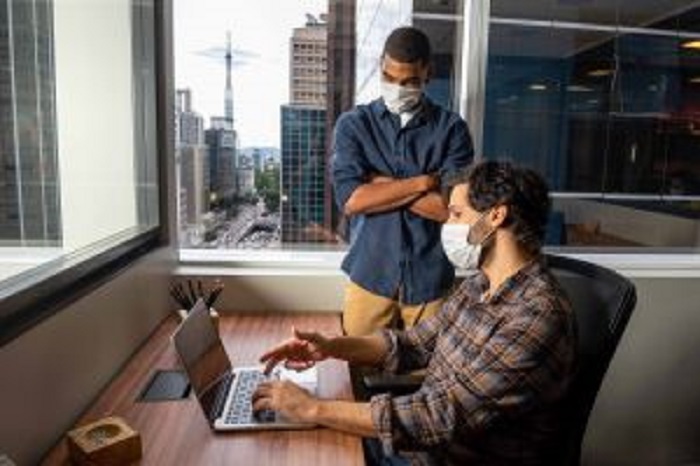 Modelo híbrido de trabalho é a preferência de 48% das empresas em 2022