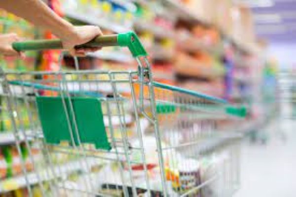 Vendas do varejo recuam 3,1% em agosto, com mais da metade das atividades em queda