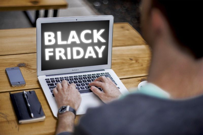 Mais da metade dos brasileiros pretendem usar parte do 13º salário para fazer compras nesta Black Friday