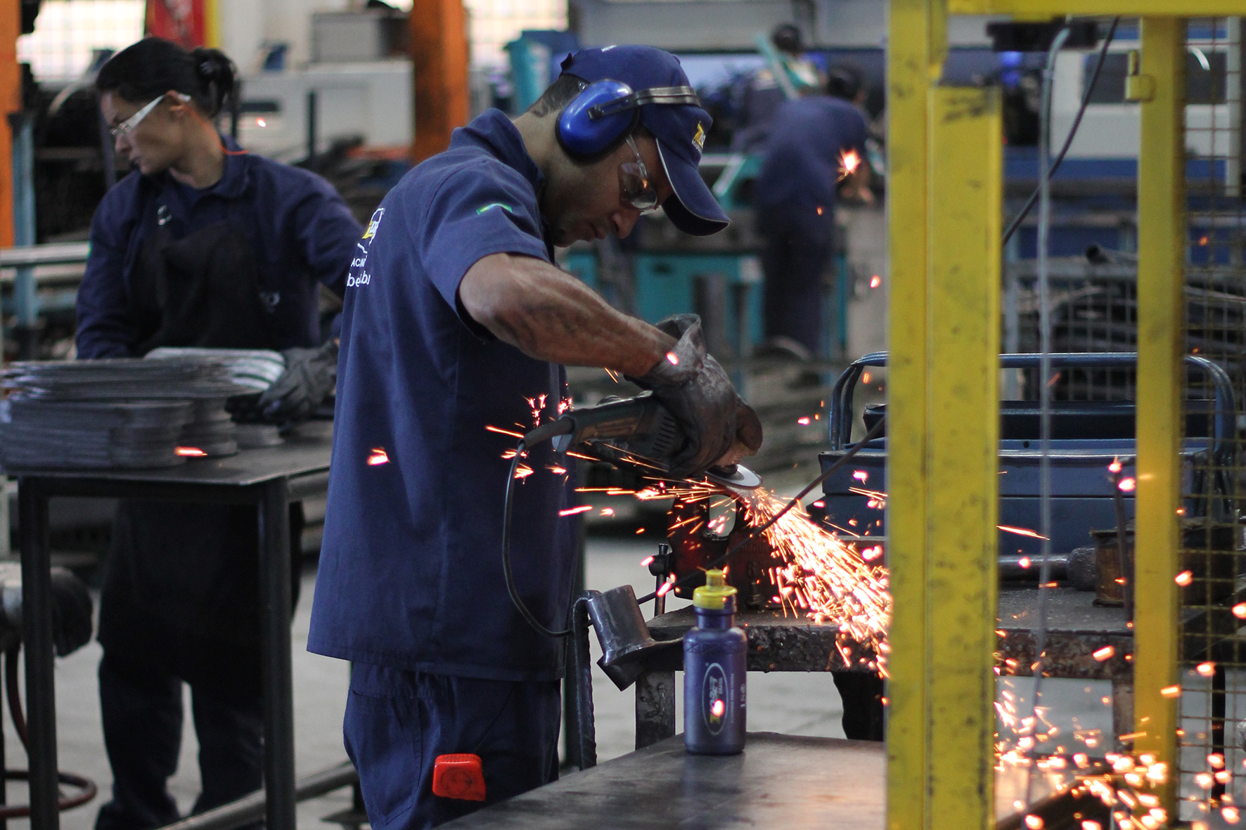 Produção industrial nacional tem queda de 0,3% em fevereiro