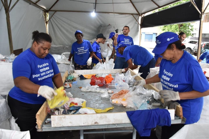 Mesmo sem carnaval de rua, ambulantes e catadores receberão auxílio de pelo menos R$ 217 da Ambev