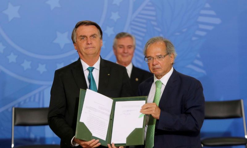 Presidente Bolsonaro assina decreto para reduzir IOF sobre câmbio