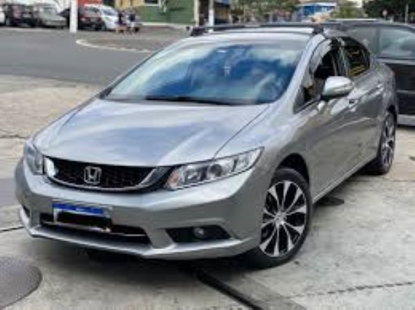 Honda Civic, Toyota Corolla e Chevrolet Onix foram os carros mais buscados pelos brasileiros em abril