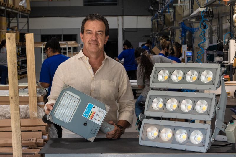 Fabricante de luminárias industriais do Paraná fatura R$ 30 milhões e foca na expansão internacional