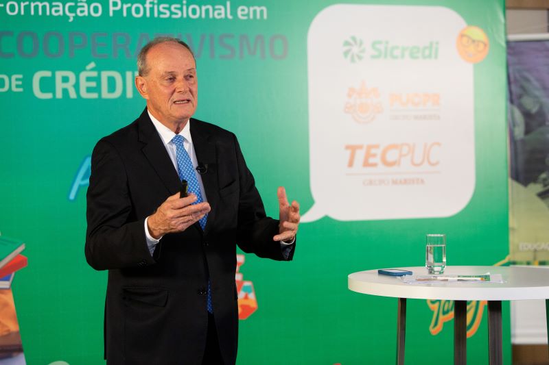 Formação profissional em cooperativismo de crédito qualifica jovens para mercado de trabalho