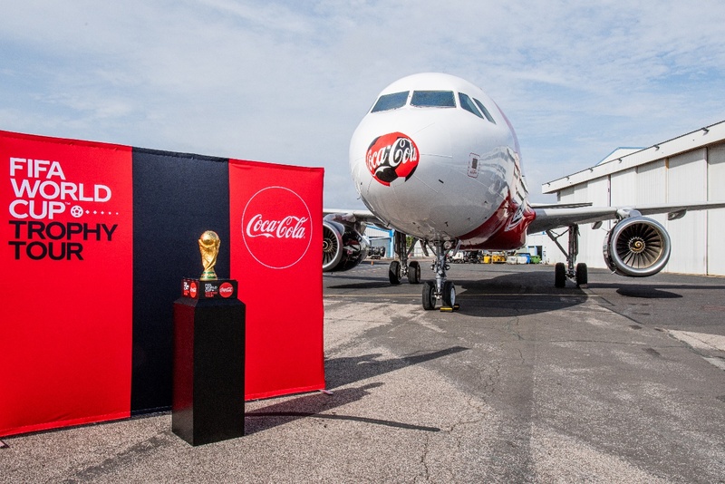 Coca-Cola inicia tour da taça da Copa do Mundo no Brasil