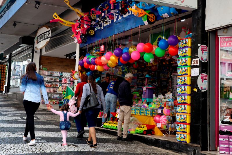 Bolso mais apertado não ofusca o Dia das Crianças, que será de experiências e presentes de até R$250