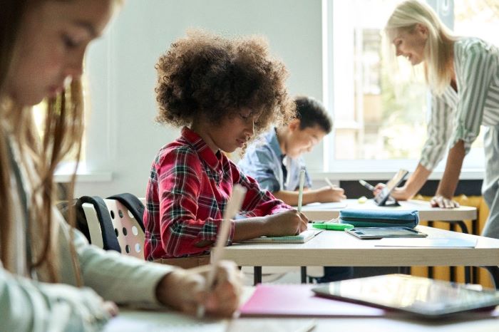 Evasão escolar e falta de investimento são desafios para educação brasileira em 2023