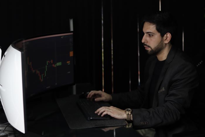 Investidor brasileiro cria robô de investimentos para operar no mercado financeiro através de inteligência artificial
