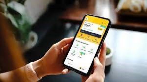 Carteiras digitais viram alternativa prática e segura ao levar dinheiro para a folia