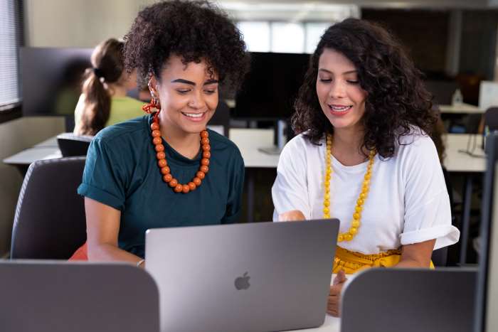 Mulheres conquistam 58% das vagas de estágio nas áreas de tecnologia e engenharia