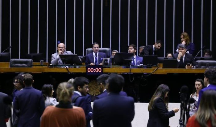 Câmara aprova projeto que prevê salários iguais para homens e mulheres