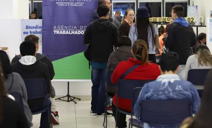 Mutirão de empregos nesta quarta-feira oferta 500 vagas para trabalhadores acima de 50 anos