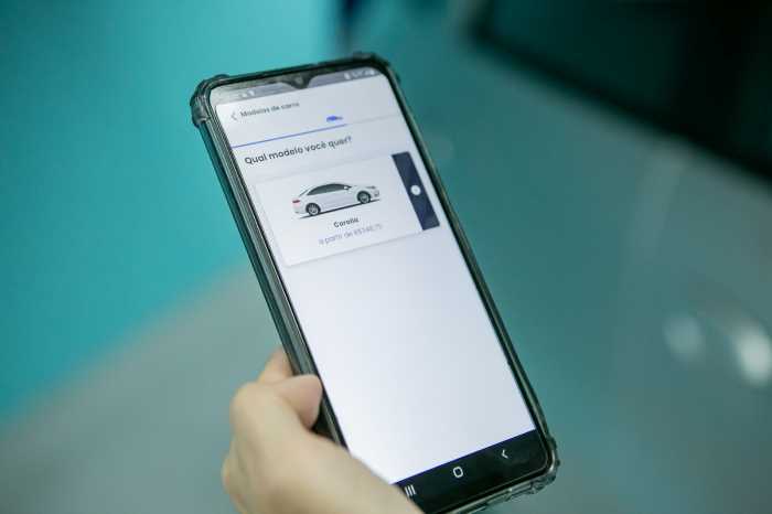 Locação de carro por meia-diária é alternativa mais em conta que veículos de aplicativo e táxi