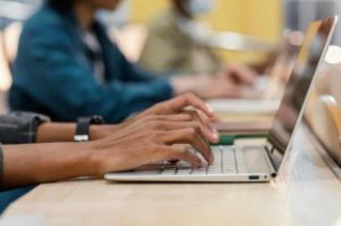 Empresas oferecem curso de TI gratuito com vaga de emprego garantida