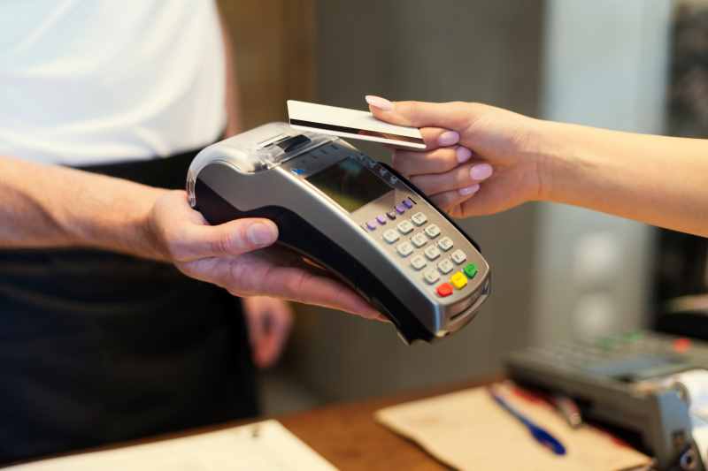 80% dos consumidores dizem que cartão de crédito contribui para controle financeiro