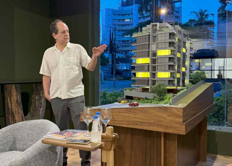 Corretores imobiliários têm encontro com o arquiteto Ângelo Bucci em Curitiba