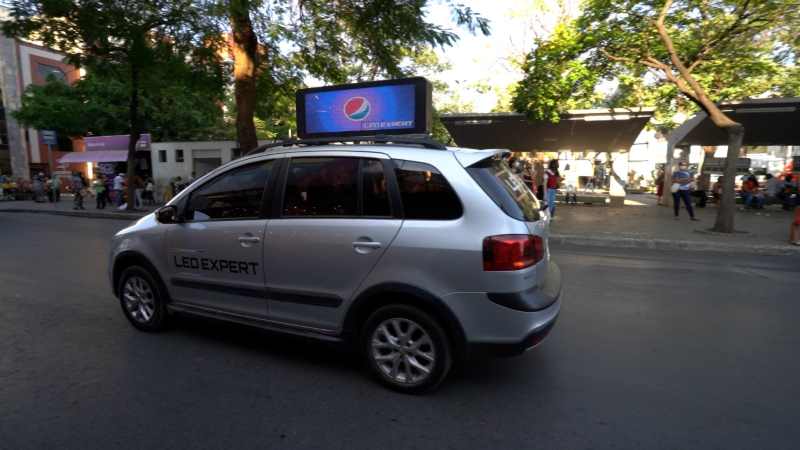 Motoristas de táxi e aplicativos lucram com anúncios em telas de LED
