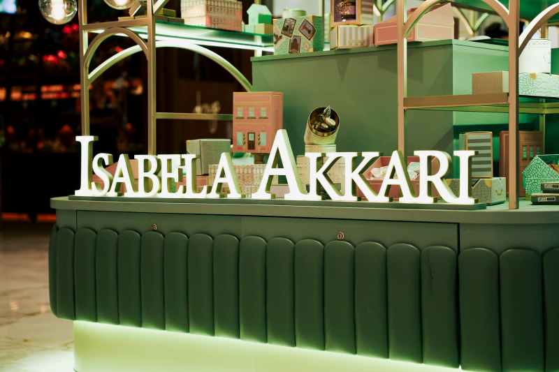 Isabela Akkari inaugura loja exclusiva no Pátio Batel