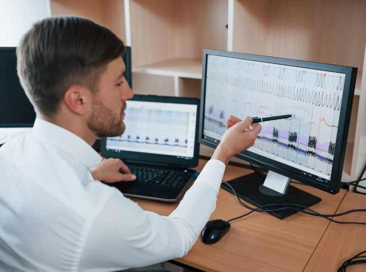 Serviços avançam 0,1% em fevereiro, puxados por informação e comunicação e transporte rodoviário de cargas