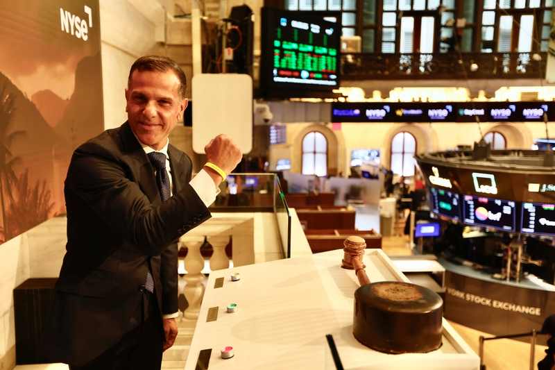CEO da Arezzo abre a bolsa de NYSE e reforça importância da reconstrução do Rio Grande do Sul