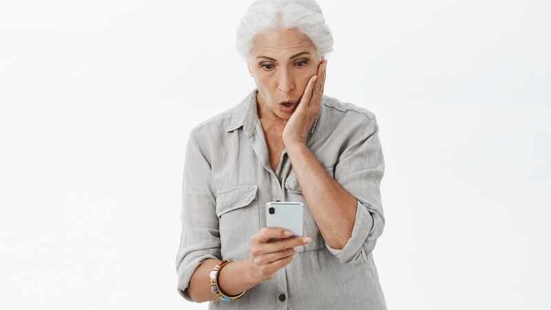 Comportamento de compra de Baby Boomers e Geração Z é impactado por campanhas publicitárias e influenciadores