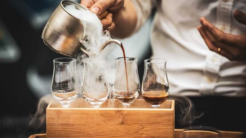 Taxa ou CLT: qual a melhor opção de contratação para o setor de bares e restaurantes?