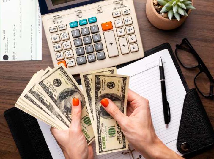 Dólar cai para R$ 4,95 e fecha no menor valor em dois anos