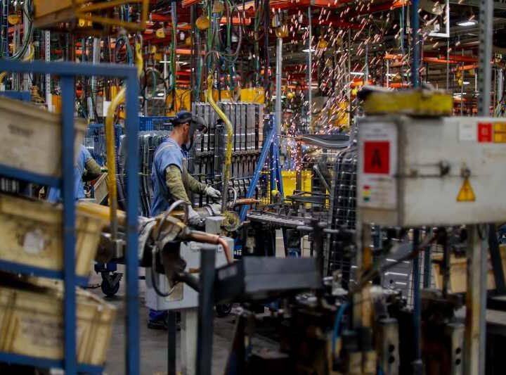 Produção industrial cresce em 11 dos 15 locais pesquisados em março