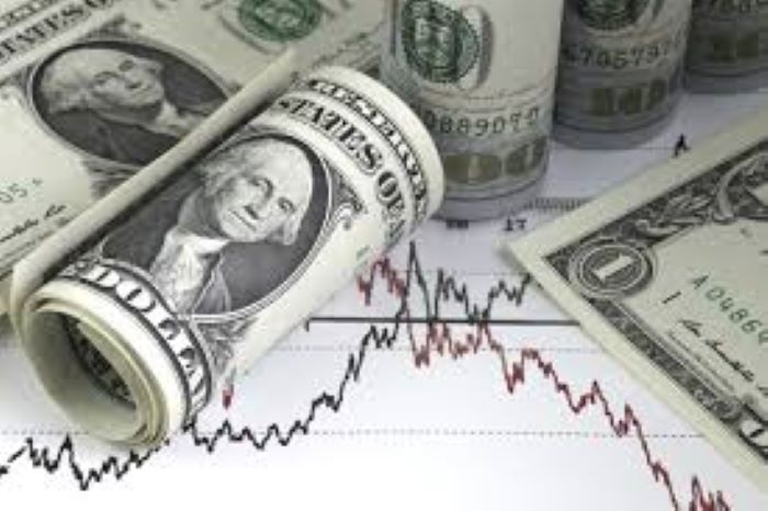 Dólar termina sexta-feira com alta de 0,74% a R$ 5,70. Bolsa cai 0,13%