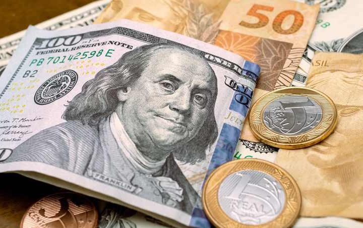 Dólar cai quase 1%, e Ibovespa volta a recuar após tombo eleitoral