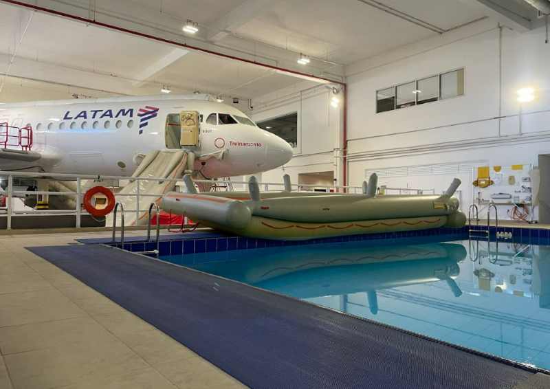 LATAM abre quase 900 vagas para comissários de voo e copilotos