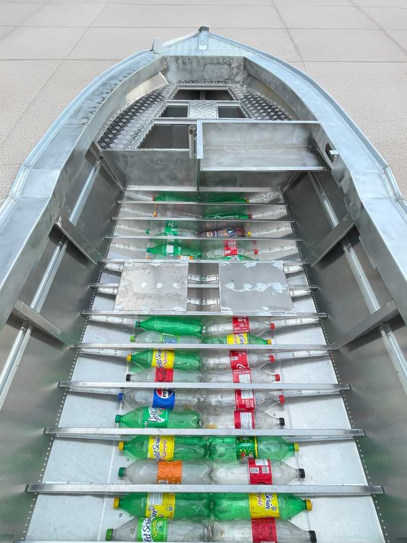 Garrafas PET viram sistema de flutuação em barcos e ajudam a transformar 3 toneladas de plástico por ano