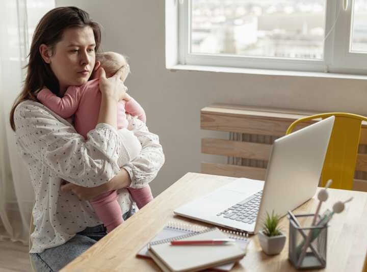 Pesquisa revela que flexibilidade no trabalho é mais desejada por mães, superando auxílio-creche
