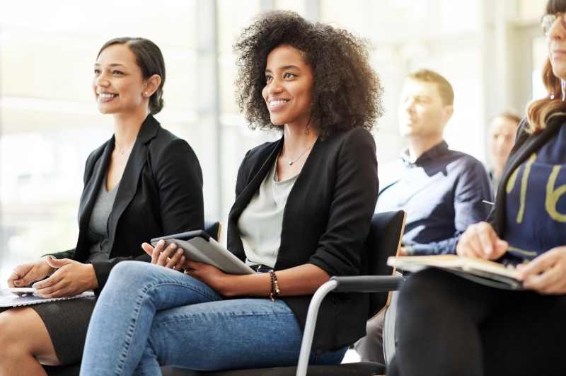 Aprender no trabalho deixa de ser escolha e vira parte da rotina profissional