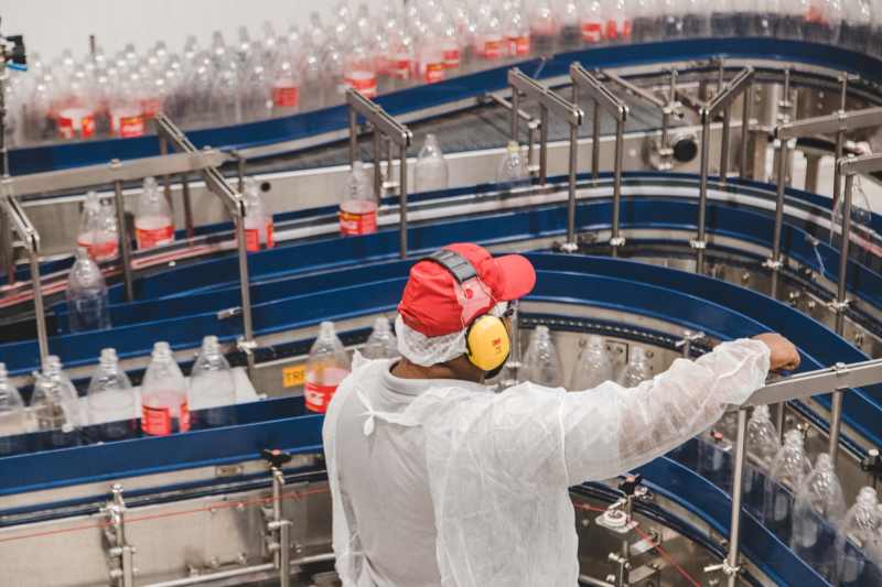 Com 33 fábricas e 574 mil empregos gerados, Sistema Coca-Cola movimenta R$87,5 bilhões na economia brasileira