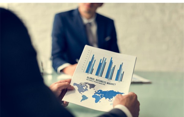 Tensões internacionais desaceleram crescimento mundial para 2,3% em 2025, alerta Banco Mundial