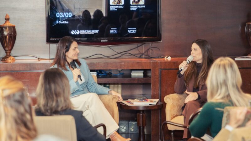 Evento realizado pelo WTC Curitiba destacou trajetória e experiências de Carolina Nacli, diretora do Nomaa Hotel, e Virginia Peluffo, fundadora da VIC Travel