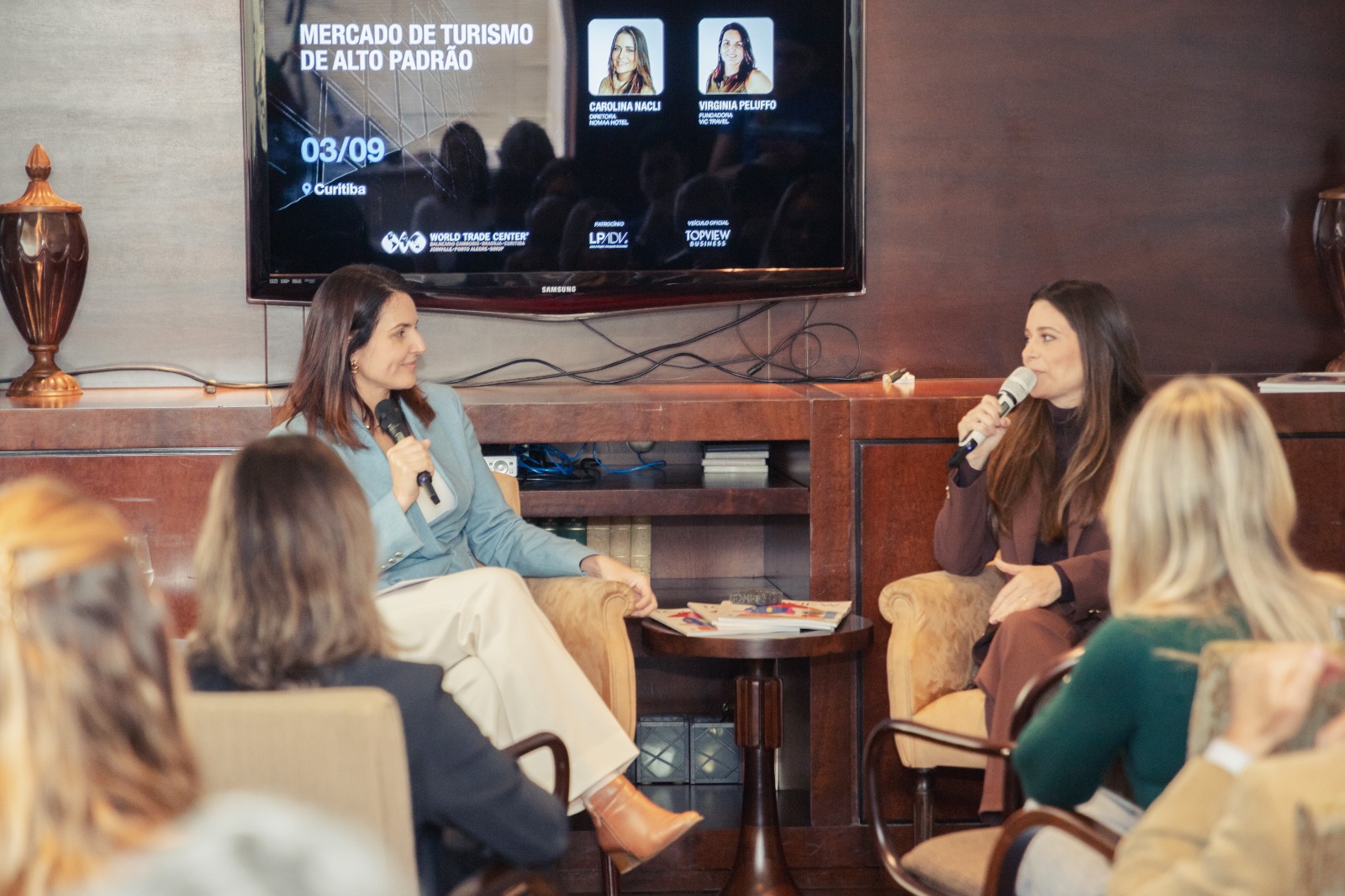 Evento realizado pelo WTC Curitiba destacou trajetória e experiências de Carolina Nacli, diretora do Nomaa Hotel, e Virginia Peluffo, fundadora da VIC Travel