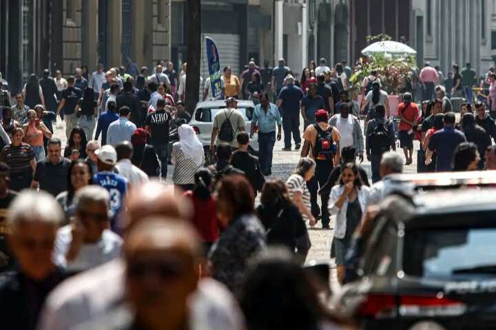 Crescimento populacional cai para 0,37% em 2026, estima IBGE