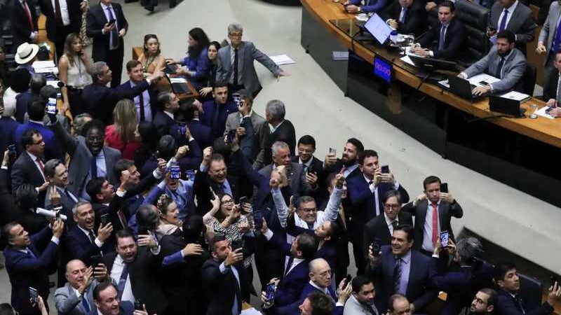 Câmara aprova retirada da MP do IOF da pauta e texto caduca