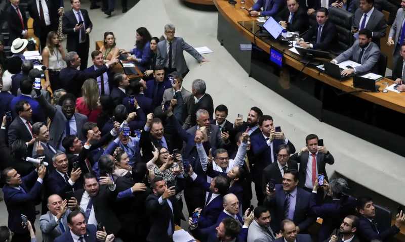 Câmara aprova retirada da MP do IOF da pauta e texto caduca
