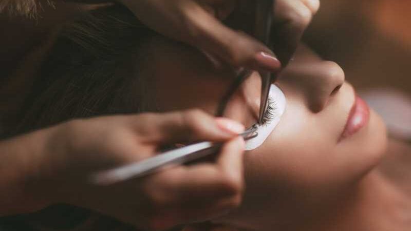 Mercado do olhar: cuidados com cílios e sobrancelhas impulsionam cadeia da beleza
