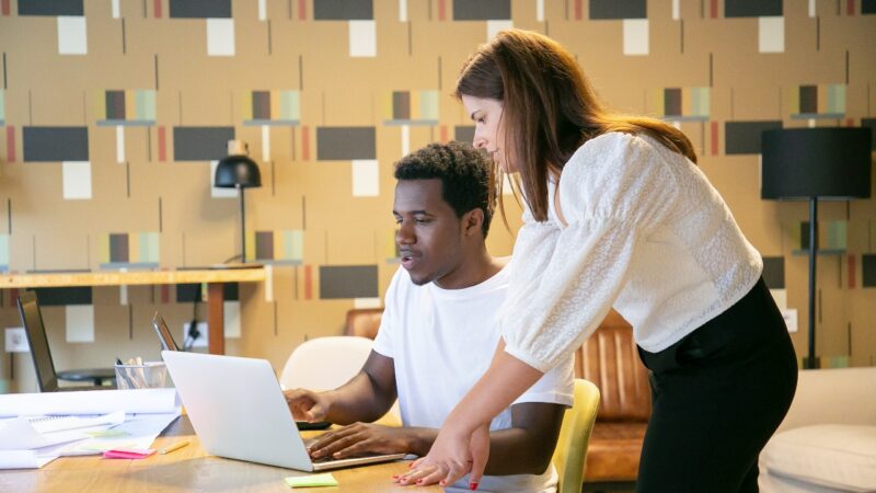 Primeiro emprego muda destino de jovens e desafia empresas a formar talentos