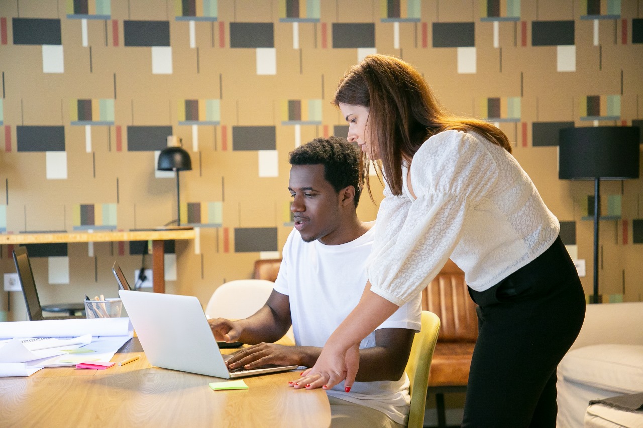 Primeiro emprego muda destino de jovens e desafia empresas a formar talentos