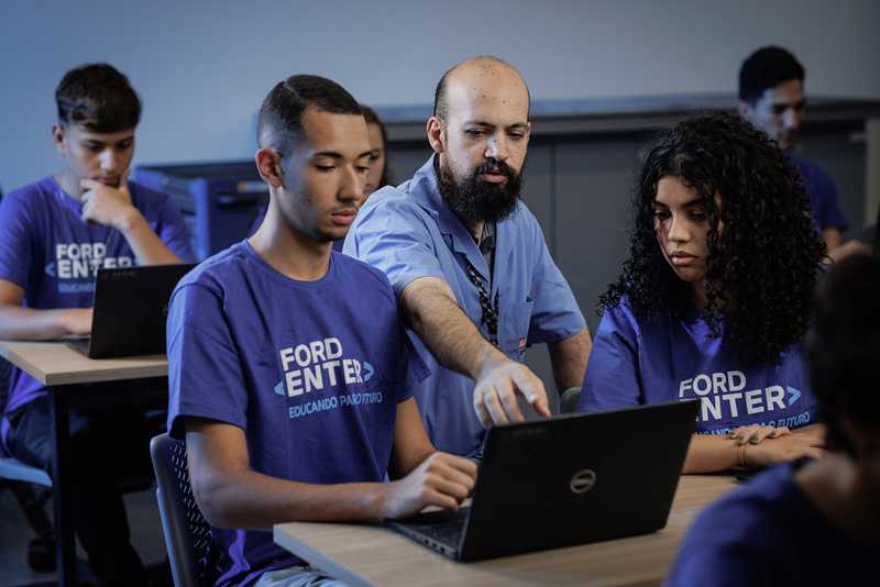 Ford prorroga prazo de inscrição para programa gratuito de formação profissional em tecnologia