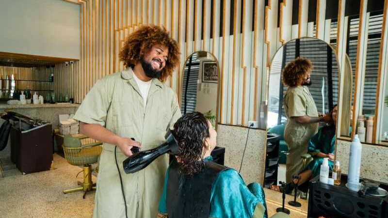 Salões de beleza ainda enfrentam desafios para controlar o lucro e organizar as finanças